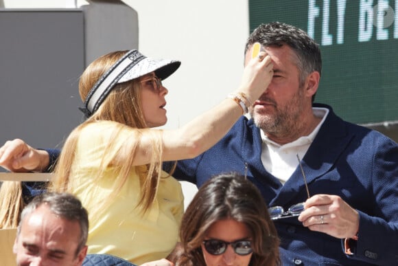 Arnaud Ducret et sa femme Claire Francisci Ducret - Célébrités dans les tribunes des Internationaux de France de tennis de Roland Garros 2024 à Paris le 26 mai 2024. © Moreau-Jacovides/Bestimage