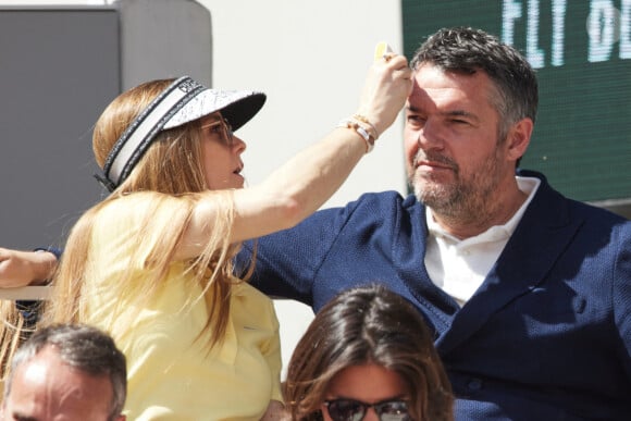 Arnaud Ducret et sa femme Claire Francisci Ducret - Célébrités dans les tribunes des Internationaux de France de tennis de Roland Garros 2024 à Paris le 26 mai 2024. © Moreau-Jacovides/Bestimage