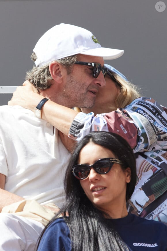 Karin Viard et son mari Manuel Herrero - Célébrités dans les tribunes des Internationaux de France de tennis de Roland Garros 2024 à Paris le 26 mai 2024. © Moreau-Jacovides/Bestimage