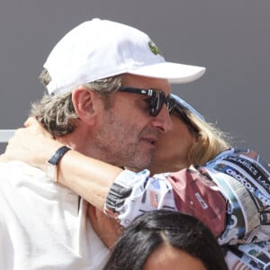 Mais elle n'avait visiblement pas grand-chose à faire de la petite balle jaune ce dimanche 26 mai
Karin Viard et son mari Manuel Herrero - Célébrités dans les tribunes des Internationaux de France de tennis de Roland Garros 2024 à Paris le 26 mai 2024. © Moreau-Jacovides/Bestimage