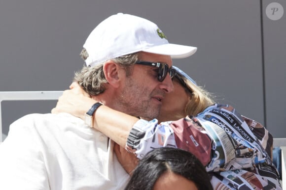 Mais elle n'avait visiblement pas grand-chose à faire de la petite balle jaune ce dimanche 26 mai
Karin Viard et son mari Manuel Herrero - Célébrités dans les tribunes des Internationaux de France de tennis de Roland Garros 2024 à Paris le 26 mai 2024. © Moreau-Jacovides/Bestimage