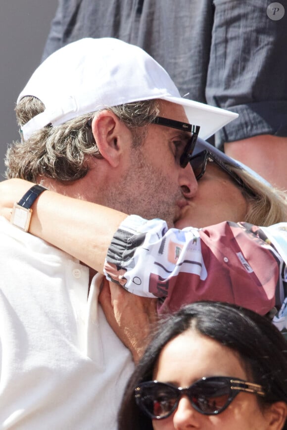 La comédienne était bien plus occupée à embrasser fougueusement celui qu'elle a épousé en juin 2022
Karin Viard et son mari Manuel Herrero - Célébrités dans les tribunes des Internationaux de France de tennis de Roland Garros 2024 à Paris le 26 mai 2024. © Moreau-Jacovides/Bestimage