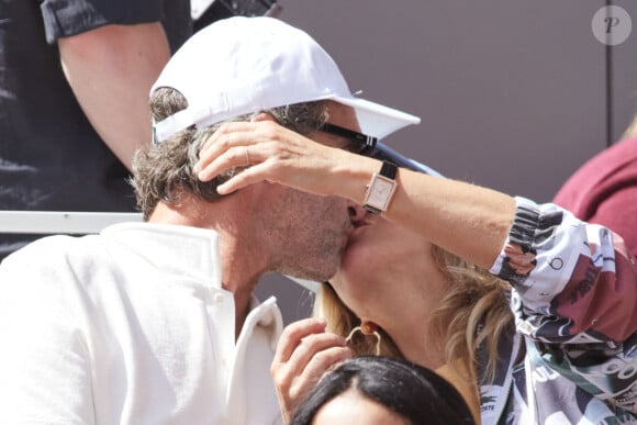 Karin Viard et son mari Manuel Herrero - Célébrités dans les tribunes des Internationaux de France de tennis de Roland Garros 2024 à Paris le 26 mai 2024. © Moreau-Jacovides/Bestimage