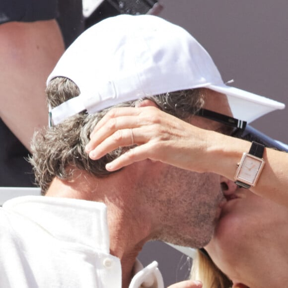 Karin Viard et son mari Manuel Herrero - Célébrités dans les tribunes des Internationaux de France de tennis de Roland Garros 2024 à Paris le 26 mai 2024. © Moreau-Jacovides/Bestimage