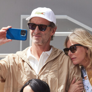 Karin Viard et son mari Manuel Herrero - Célébrités dans les tribunes des Internationaux de France de tennis de Roland Garros 2024 à Paris le 26 mai 2024. © Moreau-Jacovides/Bestimage