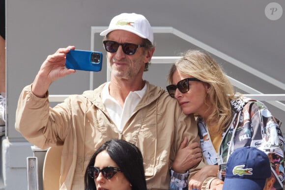 Karin Viard et son mari Manuel Herrero - Célébrités dans les tribunes des Internationaux de France de tennis de Roland Garros 2024 à Paris le 26 mai 2024. © Moreau-Jacovides/Bestimage