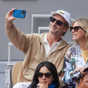 Karin Viard et son mari Manuel Herrero - Célébrités dans les tribunes des Internationaux de France de tennis de Roland Garros 2024 à Paris le 26 mai 2024. © Moreau-Jacovides/Bestimage