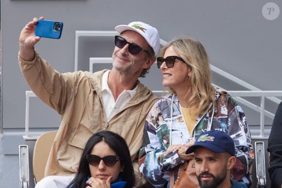 Karin Viard et son mari Manuel Herrero - Célébrités dans les tribunes des Internationaux de France de tennis de Roland Garros 2024 à Paris le 26 mai 2024. © Moreau-Jacovides/Bestimage