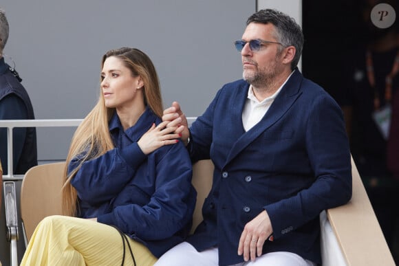 Arnaud Ducret et sa femme Claire Francisci Ducret - Célébrités dans les tribunes des Internationaux de France de tennis de Roland Garros 2024 à Paris le 26 mai 2024. © Moreau-Jacovides/Bestimage