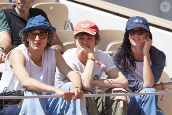 Vassili Schneider, Paul Kircher et Suzanne Lindon - Célébrités dans les tribunes des Internationaux de France de tennis de Roland Garros 2024 à Paris le 26 mai 2024. © Moreau-Jacovides/Bestimage