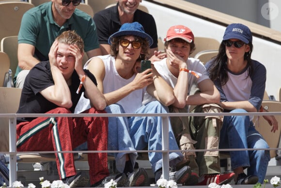 Vassili Schneider, Paul Kircher et Suzanne Lindon - Célébrités dans les tribunes des Internationaux de France de tennis de Roland Garros 2024 à Paris le 26 mai 2024. © Moreau-Jacovides/Bestimage