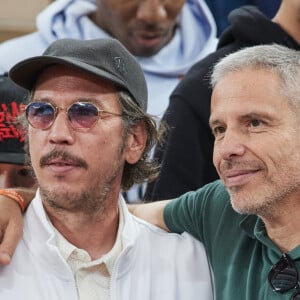 Reda Kateb et Medi Sadoun - Célébrités dans les tribunes des Internationaux de France de tennis de Roland Garros 2024 à Paris le 26 mai 2024. © Moreau-Jacovides/Bestimage