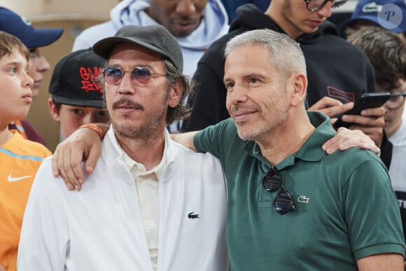 Reda Kateb et Medi Sadoun - Célébrités dans les tribunes des Internationaux de France de tennis de Roland Garros 2024 à Paris le 26 mai 2024. © Moreau-Jacovides/Bestimage