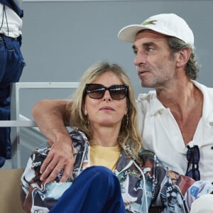 Karin Viard et son mari Manuel Herrero - Célébrités dans les tribunes des Internationaux de France de tennis de Roland Garros 2024 à Paris le 26 mai 2024. © Moreau-Jacovides/Bestimage