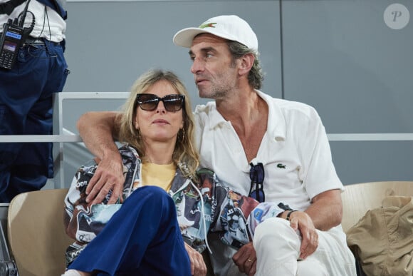 Karin Viard et son mari Manuel Herrero - Célébrités dans les tribunes des Internationaux de France de tennis de Roland Garros 2024 à Paris le 26 mai 2024. © Moreau-Jacovides/Bestimage