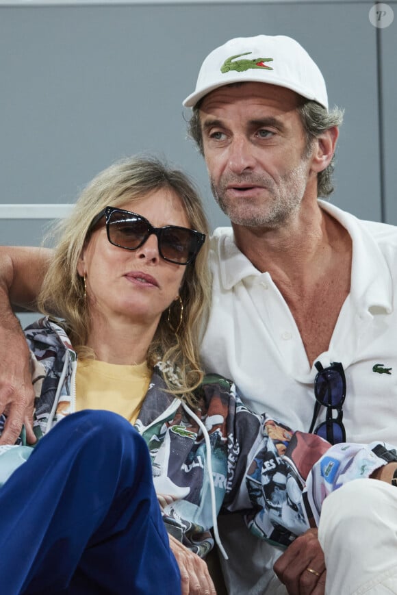 Karin Viard et son mari Manuel Herrero - Célébrités dans les tribunes des Internationaux de France de tennis de Roland Garros 2024 à Paris le 26 mai 2024. © Moreau-Jacovides/Bestimage