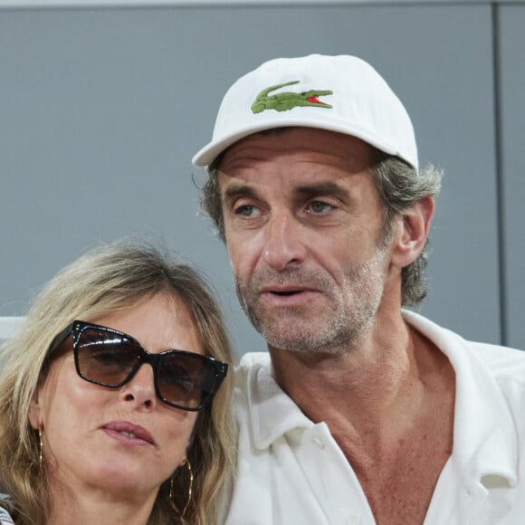 Karin Viard et son mari Manuel Herrero - Célébrités dans les tribunes des Internationaux de France de tennis de Roland Garros 2024 à Paris le 26 mai 2024. © Moreau-Jacovides/Bestimage