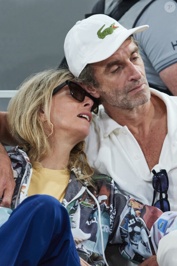 Karin Viard et son mari Manuel Herrero - Célébrités dans les tribunes des Internationaux de France de tennis de Roland Garros 2024 à Paris le 26 mai 2024. © Moreau-Jacovides/Bestimage