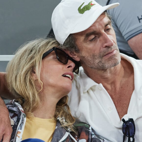 Karin Viard et son mari Manuel Herrero - Célébrités dans les tribunes des Internationaux de France de tennis de Roland Garros 2024 à Paris le 26 mai 2024. © Moreau-Jacovides/Bestimage