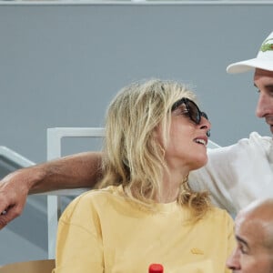 Karin Viard et son mari Manuel Herrero - Célébrités dans les tribunes des Internationaux de France de tennis de Roland Garros 2024 à Paris le 26 mai 2024. © Moreau-Jacovides/Bestimage
