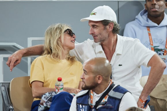 Karin Viard et son mari Manuel Herrero - Célébrités dans les tribunes des Internationaux de France de tennis de Roland Garros 2024 à Paris le 26 mai 2024. © Moreau-Jacovides/Bestimage