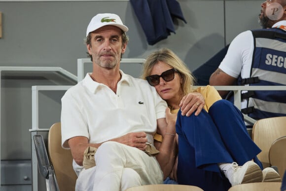 Karin Viard et son mari Manuel Herrero - Célébrités dans les tribunes des Internationaux de France de tennis de Roland Garros 2024 à Paris le 26 mai 2024. © Moreau-Jacovides/Bestimage