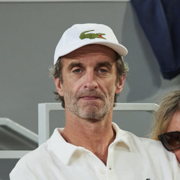 Karin Viard et son mari Manuel Herrero - Célébrités dans les tribunes des Internationaux de France de tennis de Roland Garros 2024 à Paris le 26 mai 2024. © Moreau-Jacovides/Bestimage