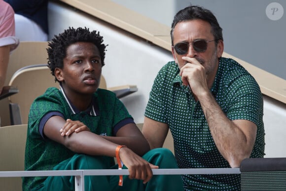 Michaël Cohen et son fils Surifel - Célébrités dans les tribunes des Internationaux de France de tennis de Roland Garros 2024 à Paris le 26 mai 2024. © Moreau-Jacovides/Bestimage