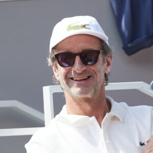 Karin Viard et son mari Manuel Herrero - Célébrités dans les tribunes des Internationaux de France de tennis de Roland Garros 2024 à Paris le 26 mai 2024. © Moreau-Jacovides/Bestimage