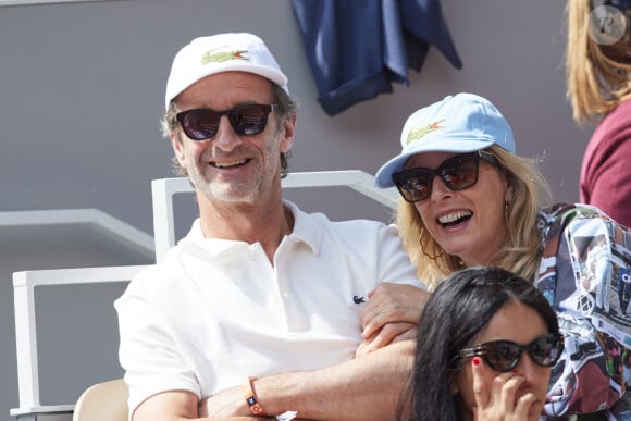 Karin Viard et son mari Manuel Herrero - Célébrités dans les tribunes des Internationaux de France de tennis de Roland Garros 2024 à Paris le 26 mai 2024. © Moreau-Jacovides/Bestimage