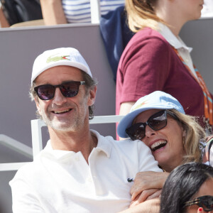 Karin Viard et son mari Manuel Herrero - Célébrités dans les tribunes des Internationaux de France de tennis de Roland Garros 2024 à Paris le 26 mai 2024. © Moreau-Jacovides/Bestimage