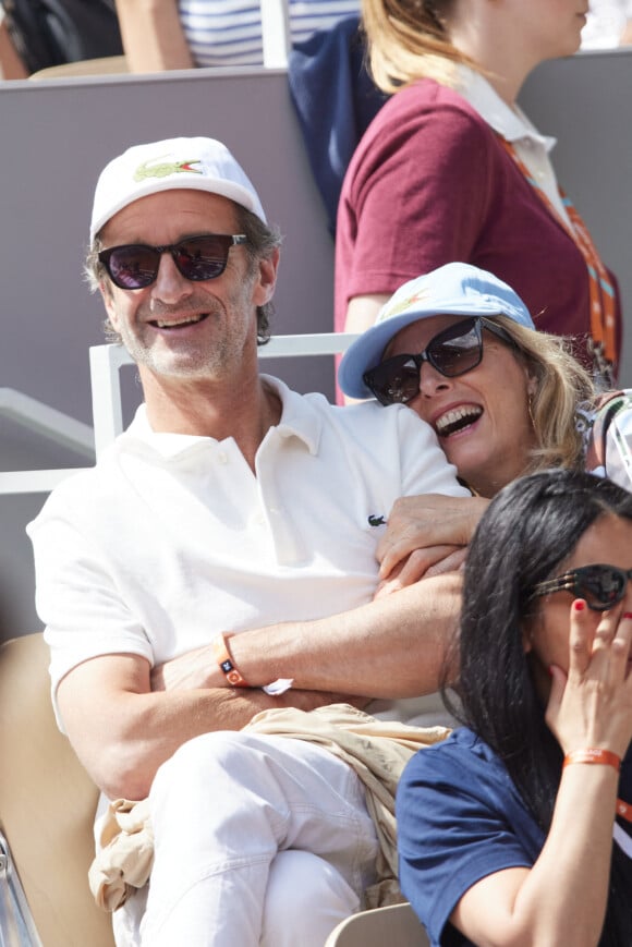 Karin Viard et son mari Manuel Herrero - Célébrités dans les tribunes des Internationaux de France de tennis de Roland Garros 2024 à Paris le 26 mai 2024. © Moreau-Jacovides/Bestimage