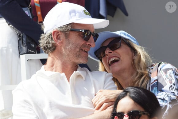 Karin Viard et son mari Manuel Herrero - Célébrités dans les tribunes des Internationaux de France de tennis de Roland Garros 2024 à Paris le 26 mai 2024. © Moreau-Jacovides/Bestimage