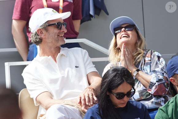 Karin Viard et son mari Manuel Herrero - Célébrités dans les tribunes des Internationaux de France de tennis de Roland Garros 2024 à Paris le 26 mai 2024. © Moreau-Jacovides/Bestimage