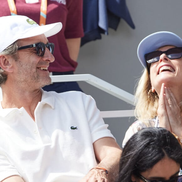 Karin Viard et son mari Manuel Herrero - Célébrités dans les tribunes des Internationaux de France de tennis de Roland Garros 2024 à Paris le 26 mai 2024. © Moreau-Jacovides/Bestimage