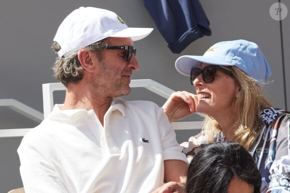 Karin Viard et son mari Manuel Herrero - Célébrités dans les tribunes des Internationaux de France de tennis de Roland Garros 2024 à Paris le 26 mai 2024. © Moreau-Jacovides/Bestimage