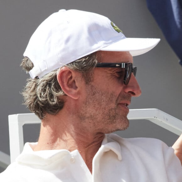 Karin Viard et son mari Manuel Herrero - Célébrités dans les tribunes des Internationaux de France de tennis de Roland Garros 2024 à Paris le 26 mai 2024. © Moreau-Jacovides/Bestimage