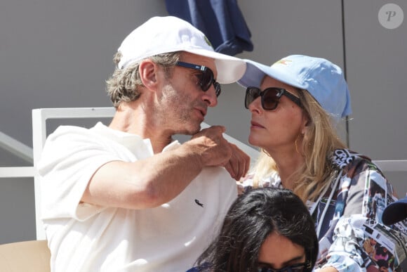 Karin Viard et son mari Manuel Herrero - Célébrités dans les tribunes des Internationaux de France de tennis de Roland Garros 2024 à Paris le 26 mai 2024. © Moreau-Jacovides/Bestimage