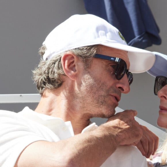 Karin Viard et son mari Manuel Herrero - Célébrités dans les tribunes des Internationaux de France de tennis de Roland Garros 2024 à Paris le 26 mai 2024. © Moreau-Jacovides/Bestimage