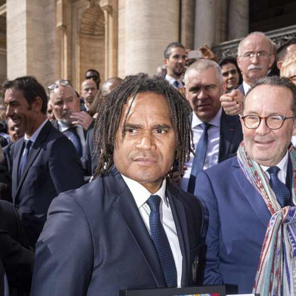 Exclusif - Christian Karembeu - Les membres du Variétés Club de France rencontrent le pape François au Vatican le 22 mars 2023. De passage dans la ville éternelle, le Variétés club de France en a profité pour rencontrer le souverain pontife ce mercredi. L'association, qui réunit plusieurs personnalités du monde du football à des fins caritatives, est en déplacement à Rome jusqu'à jeudi pour y affronter une équipe de prêtres et séminaristes du Vatican. La formation, emmenée Jean-Michel Larqué, ancienne star de l'AS Saint-Étienne dans les années 1970, a été reçue par le pape François dans la matinée après avoir assisté à une messe au sein de la basilique Saint-Pierre. © Pierre Perusseau / Bestimage