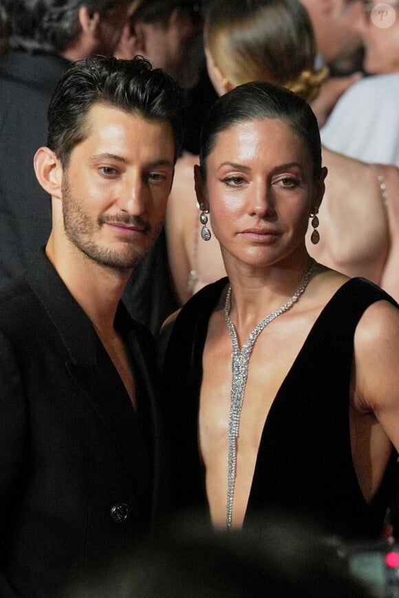 Pierre Niney et sa compagne Natasha Andrews à la montée des marches du film "Le comte de Monte-Cristo" lors du 77ème Festival International du Film de Cannes, au Palais des Festivals à Cannes, France, le 22 mai 2024.