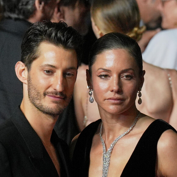 Pierre Niney et sa compagne Natasha Andrews à la montée des marches du film "Le comte de Monte-Cristo" lors du 77ème Festival International du Film de Cannes, au Palais des Festivals à Cannes, France, le 22 mai 2024.