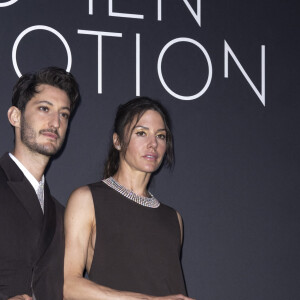 Pierre Niney et sa compagne Natasha Andrews - Photocall du dîner "Women in Motion" par le groupe Kering, Place de la Castre, lors du 77ème Festival International du Film de Cannes le 19 mai 2024. © Olivier Borde/Bestimage