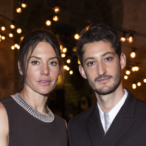 Natasha Andrews et son compagnon Pierre Niney - Personnalités au dîner "Women in Motion" par le groupe Kering, Place de la Castre, lors du 77ème Festival International du Film de Cannes. Le 19 mai 2024 © Olivier Borde / Bestimage