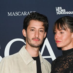 Pierre Niney et sa femme Natasha Andrews - Avant-première du film "Mascarade" au cinéma Pathé Wepler à Paris. Le 20 octobre 2022 © Coadic Guirec / Bestimage