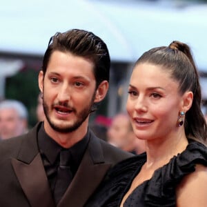 Pierre Niney et sa femme Natasha Andrews - Montée des marches du film « Mascarade » lors du 75ème Festival International du Film de Cannes. Le 27 mai 2022 © Dominique Jacovides / Bestimage