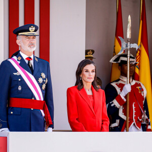 Ils ont assisté au défilé militaire à l'occasion de la Journée des forces armées à Oviedo, le 25 mai 2024
Le roi Felipe VI et la reine Letizia d'Espagne, assistent au défilé militaire à l'occasion de la Journée des forces armées à Oviedo, le 25 mai 2024. L'événement consiste en un hommage au drapeau et aux morts lors d'un défilé terrestre. Défilé de six groupes : Garde Royale, Bataillon de Marines, Escadron Aérien, Groupement de l'UME et de la Garde Civile, Groupement du Régiment Prince, Sapeurs de Montagne et Parachutistes et Groupement de la Légion et des Réguliers, ferme la cavalerie de la Garde Royale et du Sabre Escadron de la Garde Civile. © Royal-ES / Dana Press / Bestimage 