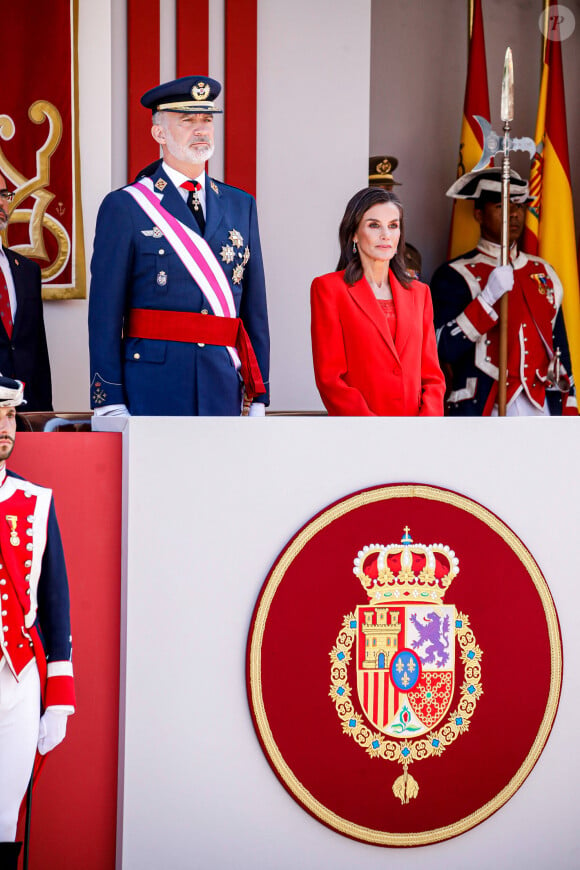 Ils ont assisté au défilé militaire à l'occasion de la Journée des forces armées à Oviedo, le 25 mai 2024
Le roi Felipe VI et la reine Letizia d'Espagne, assistent au défilé militaire à l'occasion de la Journée des forces armées à Oviedo, le 25 mai 2024. L'événement consiste en un hommage au drapeau et aux morts lors d'un défilé terrestre. Défilé de six groupes : Garde Royale, Bataillon de Marines, Escadron Aérien, Groupement de l'UME et de la Garde Civile, Groupement du Régiment Prince, Sapeurs de Montagne et Parachutistes et Groupement de la Légion et des Réguliers, ferme la cavalerie de la Garde Royale et du Sabre Escadron de la Garde Civile. © Royal-ES / Dana Press / Bestimage 