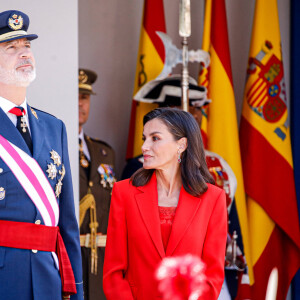 Le roi Felipe VI et la reine Letizia d'Espagne, assistent au défilé militaire à l'occasion de la Journée des forces armées à Oviedo, le 25 mai 2024. L'événement consiste en un hommage au drapeau et aux morts lors d'un défilé terrestre. Défilé de six groupes : Garde Royale, Bataillon de Marines, Escadron Aérien, Groupement de l'UME et de la Garde Civile, Groupement du Régiment Prince, Sapeurs de Montagne et Parachutistes et Groupement de la Légion et des Réguliers, ferme la cavalerie de la Garde Royale et du Sabre Escadron de la Garde Civile. © Royal-ES / Dana Press / Bestimage 