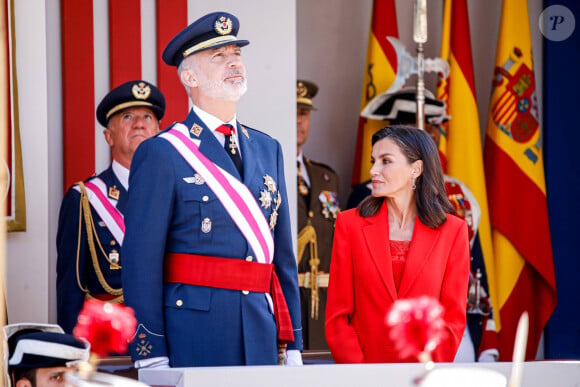 Le roi Felipe VI et la reine Letizia d'Espagne, assistent au défilé militaire à l'occasion de la Journée des forces armées à Oviedo, le 25 mai 2024. L'événement consiste en un hommage au drapeau et aux morts lors d'un défilé terrestre. Défilé de six groupes : Garde Royale, Bataillon de Marines, Escadron Aérien, Groupement de l'UME et de la Garde Civile, Groupement du Régiment Prince, Sapeurs de Montagne et Parachutistes et Groupement de la Légion et des Réguliers, ferme la cavalerie de la Garde Royale et du Sabre Escadron de la Garde Civile. © Royal-ES / Dana Press / Bestimage 